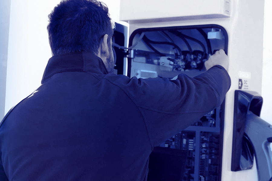 Hymes_Circontrol - Monteur Hymes Energy, E-Mobilität, Elektromobilität, Ladeinfrastruktur, Lade-Infrastruktur, Ladesäulen, Ladestationen, E-Auto laden, Fuhrpark, Elektrifizierung, Nutzfahrzeuge, Charger, Schnelllader, Ladekonzept, Abrechnung, AC-Charger, DC-Charger